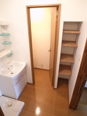 【洗面所】 | 宇津木アパート | 洗面所の収納って、本当に便利ね。