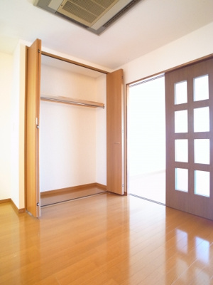 【収納】 | 宇津木アパート | なんと　上部に見えるのは、埋め込み業務用エアコン！！