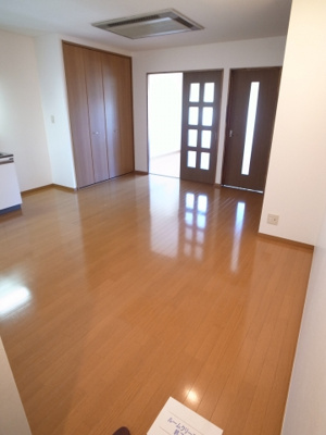 【居間・リビング】 | 宇津木アパート | 広いリビングも特徴的！