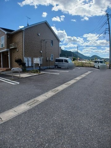 リヴィエ－ルひのかわＤの駐車場