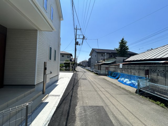 新築　前橋市天川大島町5期　Heartful　Town　１号棟の前面道路含む現地写真|現地写真　南西側接道幅員約4ｍ　北西側接道幅員約2ｍ