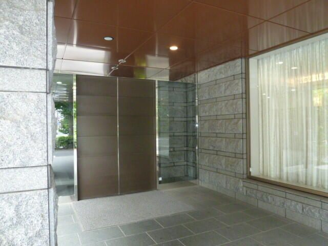 グランハイツ代々木のエントランス|オートロック　モニタ付インターホン　防犯カメラ