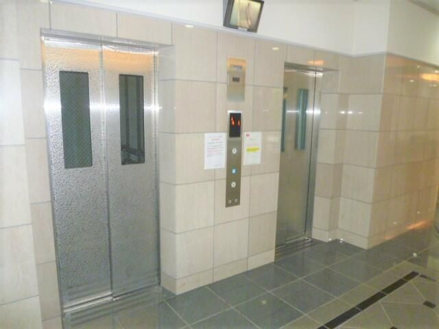 グランハイツ代々木のロビー|エレベーター２基