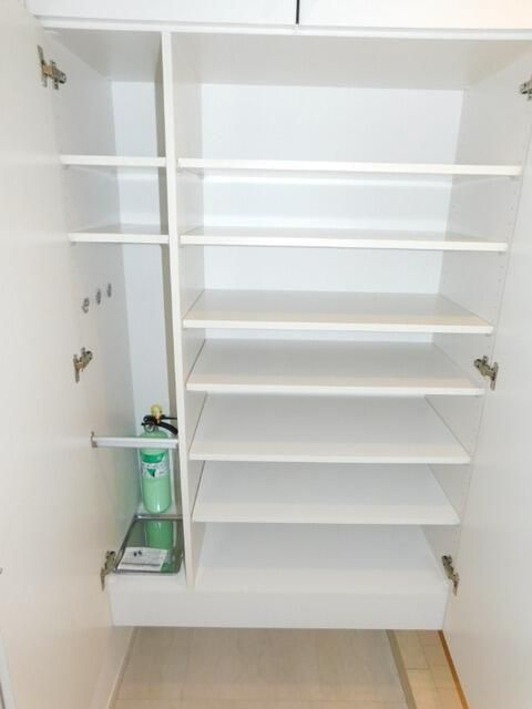 グランハイツ代々木の玄関|シューズボックス付き♪   