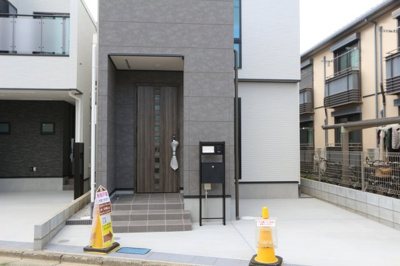 【外観】 | 【Buena-Town】東大和市向原６丁目 | ガーデニング緑道（野火止用水）まで徒歩５分♪浅い用水路に澄んだ水が流れ、子どもたちが小魚やザリガニの姿に目を輝かせる水に親しめるスポット♪