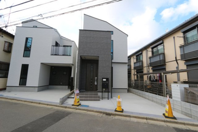 【外観】 | 【Buena-Town】東大和市向原６丁目 | 2階にリビングを設置することで道路や外からの視線が届きにくい、プライバシー性の高いリビングでゆっくりと寛ぐことができます。