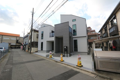 【外観】 | 【Buena-Town】東大和市向原６丁目 | 固定階段で登る屋根裏収納は、少し重い荷物や両手がふさがるような大きなものも、安全に運び込めます。とても使いやすいと、あるとうれしい間取りの一つです。