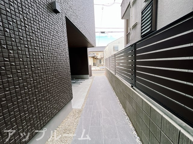 春日井市角崎町のアパートのエントランス