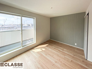 【洋室】 | 宇治市小倉町南浦　新築戸建 | スタディカウンターを設置。読書や勉強に最適な空間で、ワークスペースとしても活用できる多用途な設計に。
生活空間とメリハリをつけられるのも魅力です。