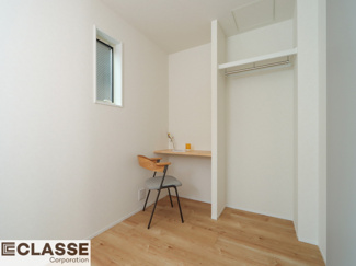 【洋室】 | 宇治市小倉町南浦　新築戸建 | スタディカウンターを設置。読書や勉強に最適な空間で、ワークスペースとしても活用できる多用途な設計に。
生活空間とメリハリをつけられるのも魅力です。