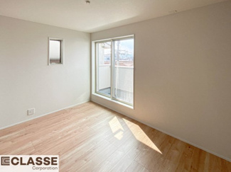 【収納】 | 宇治市小倉町南浦　新築戸建 | 洋室と直結したウォークインクローゼットは、
衣類や小物をすっきりとまとめられる便利な空間。
動線がスムーズで毎日の支度も快適に。