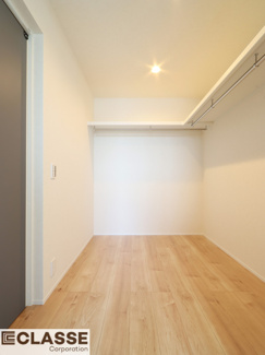 【収納】 | 宇治市小倉町南浦　新築戸建 | 洋室と直結したウォークインクローゼットは、
衣類や小物をすっきりとまとめられる便利な空間。
動線がスムーズで毎日の支度も快適に。