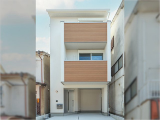 【居間・リビング】 | 宇治市小倉町南浦　新築戸建 | 造作ベンチの下には、大容量の収納スペースを確保。
趣味のアイテムや本、季節の小物などをすっきり整理整頓できます。