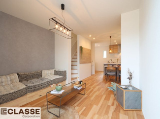 【居間・リビング】 | 宇治市小倉町南浦　新築戸建 | 心地よいリビング空間。
家具付きで、すぐに始められる自然体の暮らし。