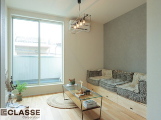 【居間・リビング】 | 宇治市小倉町南浦　新築戸建 | 白を基調とした壁と、木目のやわらかなフローリングが織りなす、明るくナチュラルなLDK。