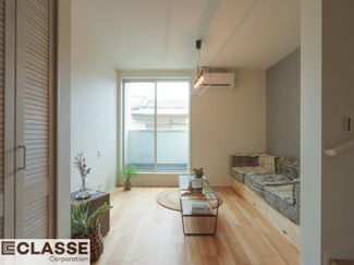 【居間・リビング】 | 宇治市小倉町南浦　新築戸建 | 有孔ボードで収納を自由にアレンジ。
趣味に合わせたディスプレイや写真・ポストカードを飾ったり、
観葉植物を掛けたりして、おしゃれで落ち着く空間づくり。