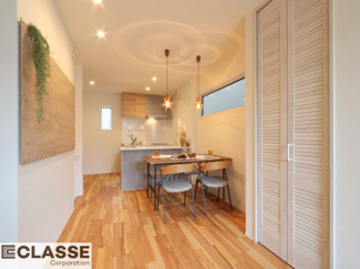 【居間・リビング】 | 宇治市小倉町南浦　新築戸建 | 有孔ボードで収納を自由にアレンジ。
趣味に合わせたディスプレイや写真・ポストカードを飾ったり、
観葉植物を掛けたりして、おしゃれで落ち着く空間づくり。