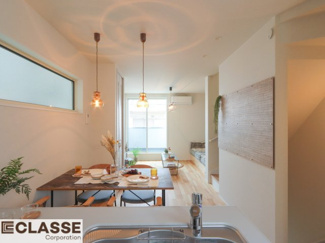 【キッチン】 | 宇治市小倉町南浦　新築戸建 | 広々としたキッチンは、料理を楽しむ理想的なスペースです。カウンターを囲んで、お手伝いをしながら、楽しいひとときを過ごせます。