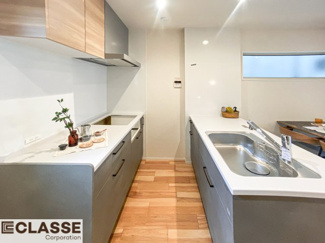 【キッチン】 | 宇治市小倉町南浦　新築戸建 | 広々としたキッチンは、料理を楽しむ理想的なスペースです。カウンターを囲んで、お手伝いをしながら、楽しいひとときを過ごせます。