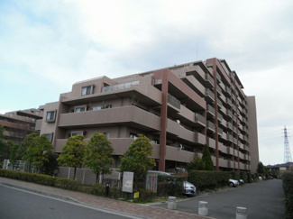 【外観】 | 緑広がる住環境。敷地内庭園あります。