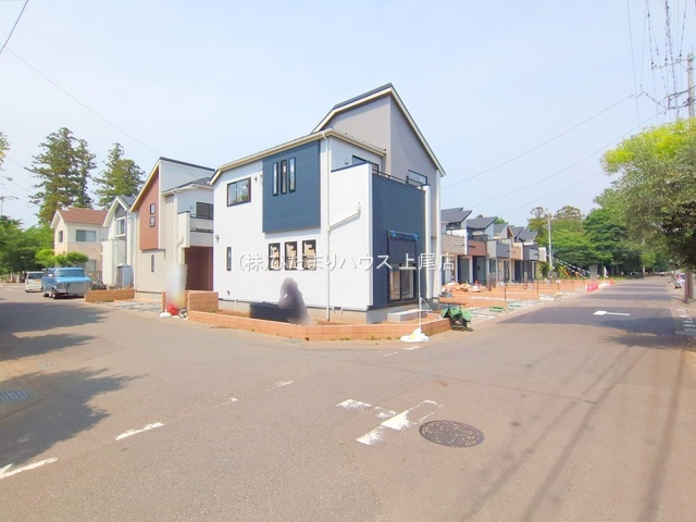 上尾市小泉8丁目　新築戸建　ブルーミングガーデン01の前面道路含む現地写真