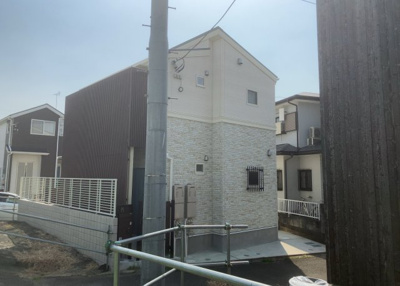 【外観】 | ＣＡＳＡ・ＡＬＢＡ | 土地の面積＝住宅面積ではありません。建ぺい率の問題などで、土地のある場所によって住宅を建てられる面積は限られています。高さもしかり、「土地」という言葉の中には、建築条件も含まれると考えておきましょう。