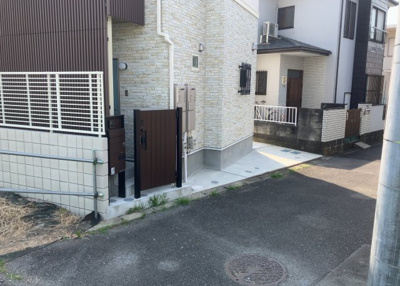 【外観】 | ＣＡＳＡ・ＡＬＢＡ | 家を建てる場合、方位は要チェックです。現実的に日当たりのよい家ならばリビングは南側、建築基準法でも北側に当たる家への配慮は求められています。土地を見学に行く際は、方位磁針を持って行くようにしましょう。