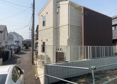 【外観】 | ＣＡＳＡ・ＡＬＢＡ | 現地に行くなら、物件の周囲の地形がどうなっているかを見ることも大切です。周辺より低くなっている土地では、大雨などで水が集まりやすいため、地盤が弱くなっているということも考えられるため、注意が必要です。