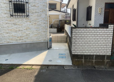 【外観】 | ＣＡＳＡ・ＡＬＢＡ | 隣家の土地はどうなっているのか、生活利便施設が近くにあるのか、学校まで近いかなど、お客様のライフスタイルにあわせたイメージが重要です。また、近くにあると困る施設が近くにないかも確認するといいでしょう。