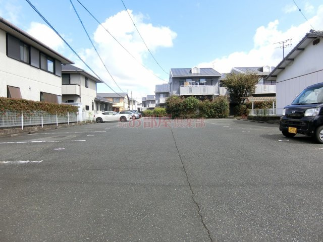 アーバンライフ津福の駐車場|駐車場があるので、車を買う予定の方も安心です