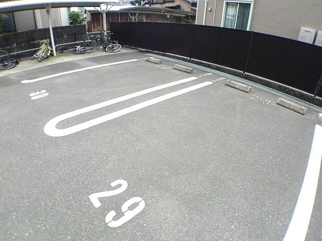 パーミイ・ヒル参番館の駐車場|カースペースがあります