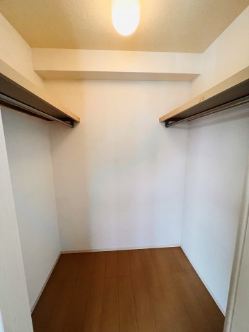 エマーブルⅠの収納|ウォークインクローゼットなので収納豊富です。