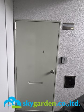 高麗ハイツ２号棟の玄関