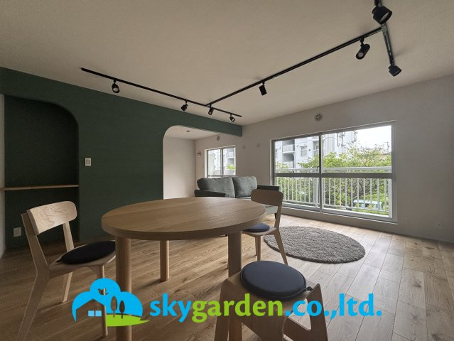 高麗ハイツ２号棟の居間・リビング