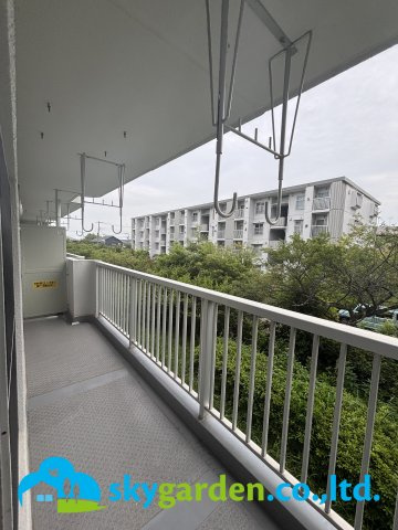 高麗ハイツ２号棟のバルコニー