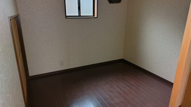 ６４９４２　岐阜市加納北広江町中古戸建ての洋室