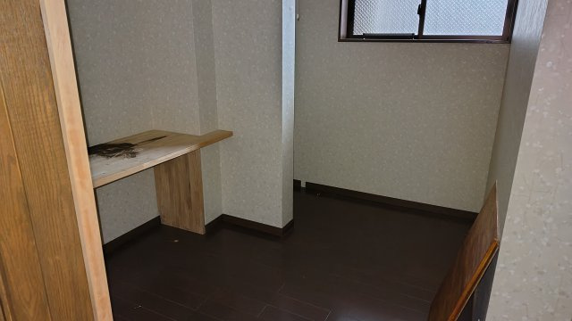 ６４９４２　岐阜市加納北広江町中古戸建ての洋室