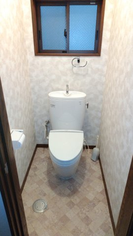 ６４９４２　岐阜市加納北広江町中古戸建てのトイレ