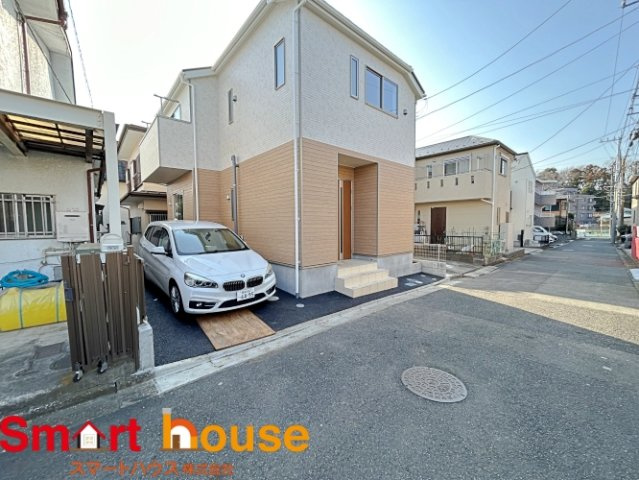 座間市明王　新築1棟の前面道路含む現地写真|お住まいの前面道路が広いと駐車が楽になり、陽当たりも遮られないので明るく居心地の良いお家になります♪