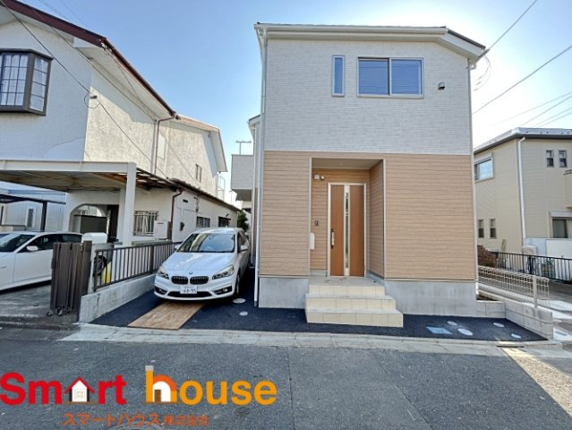 座間市明王　新築1棟の外観|外壁が周囲の街並みと青空に生えるお洒落な仕上がり！周囲には高い建物のないエリア。青い空が大きく感じますね。