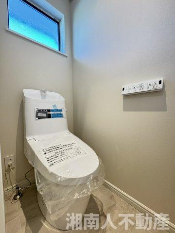 鎌倉市腰越戸建てのトイレ|ゆったりとした空間のトイレです