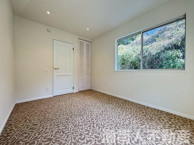 鎌倉市腰越戸建ての洋室|落ち着いた色調の洋室です