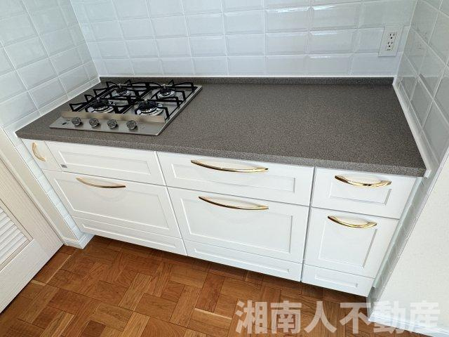 鎌倉市腰越戸建てのキッチン|キッチンでお料理をお楽しみください