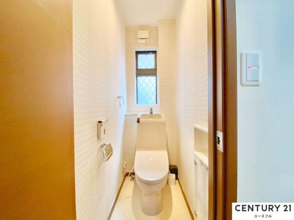 【トイレ】 | 清潔感のある広々トイレです。