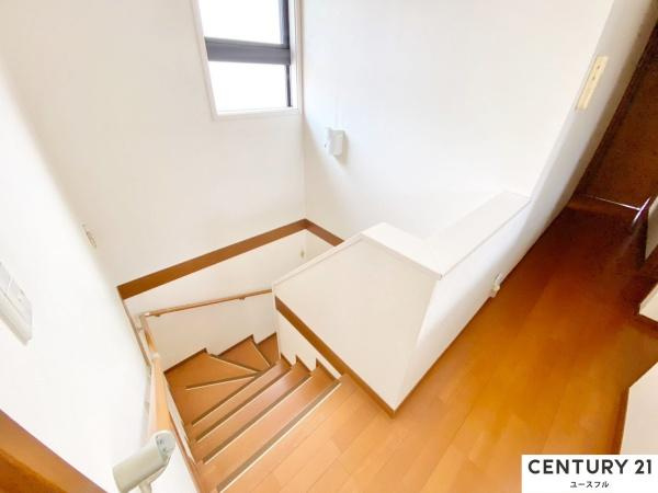 【内装】 | 開放感のある階段。