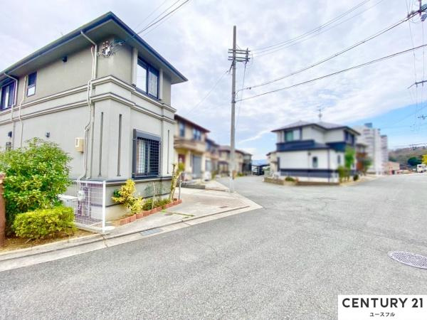 【前面道路含む現地写真】 | 敷地に余裕があります。前面道路も広いです。