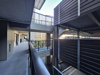 【その他共用部分】 | グランアルト越谷レイクタウン | 自走式駐車場から直接共用廊下につながる渡り廊下があるため、エレベーターや階段を経由せずにそのまま行き来できるのはとても便利ですね