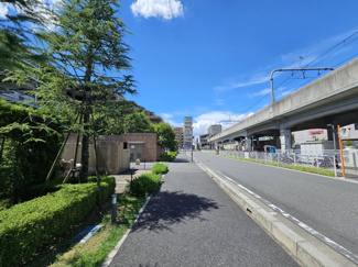 【周辺】 | グランアルト越谷レイクタウン | 駅に向かう前面道路は、車両の通行も少なく広めの歩道が続くため小さなお子さまも安心して歩けます。