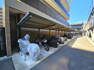 【駐輪場】 | グランアルト越谷レイクタウン | 全１５台分のバイク置場は、屋根付きで大事な愛車を守ります。