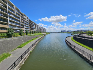 【周辺】 | グランアルト越谷レイクタウン | 敷地に連なる水辺の散策道「レイクサイドウォーク」
美しく静寂な水辺を眺めながら、散歩やジョギングが楽しめます。